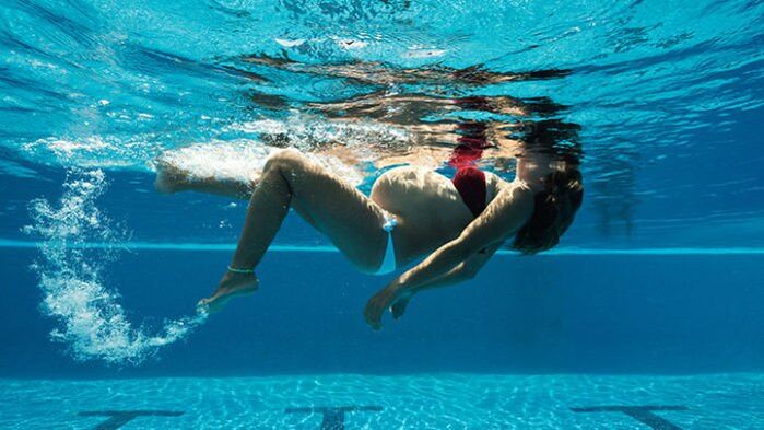 La natación es un método para prevenir y tratar las varices durante el embarazo