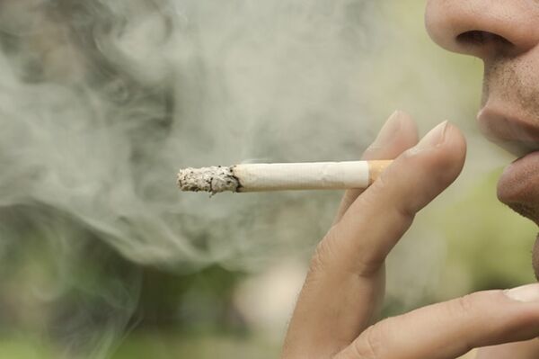 Fumar es una de las razones del desarrollo de varices reticulares. 
